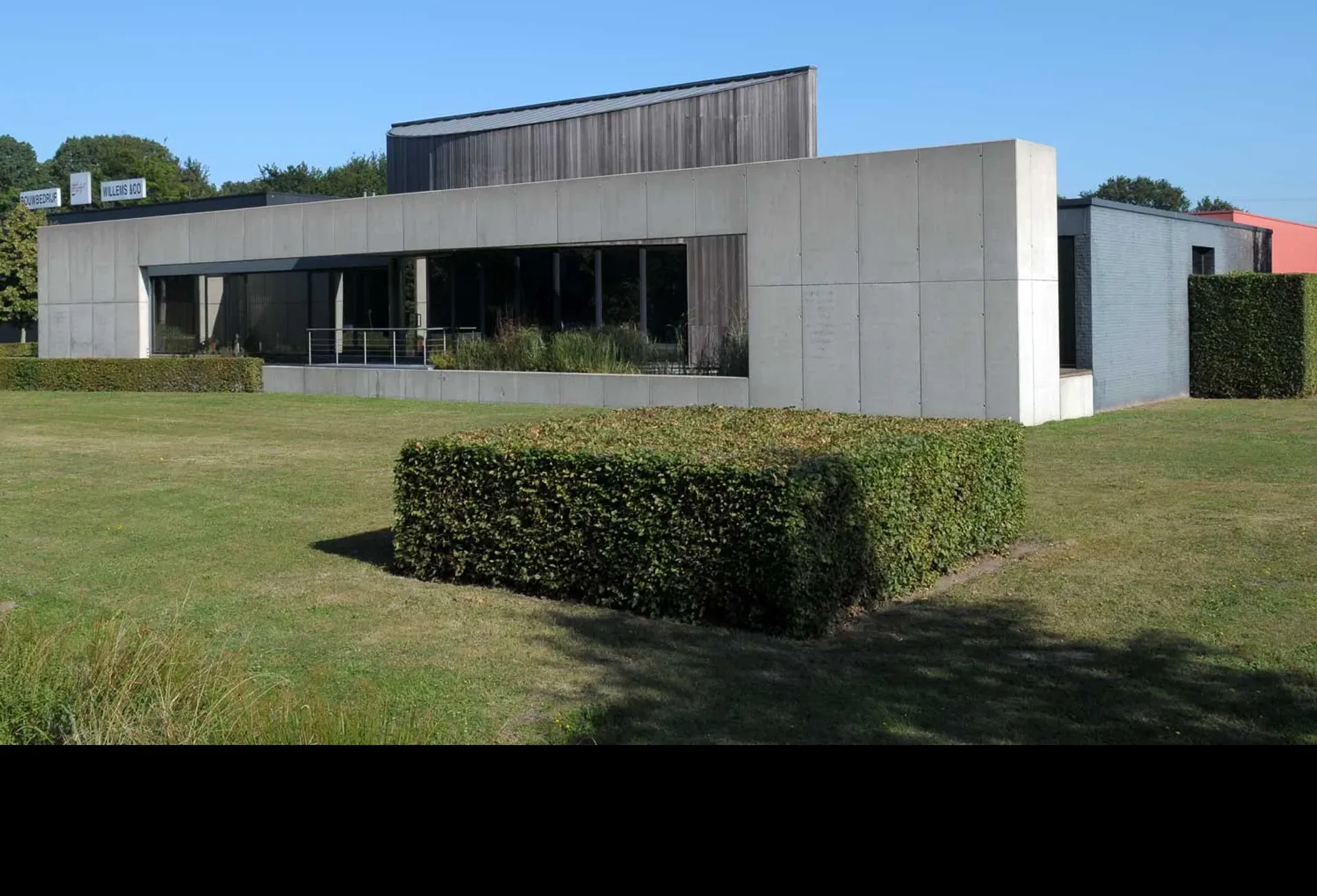 Modern gebouw gerealiseerd door Bouwbedrijf Willems