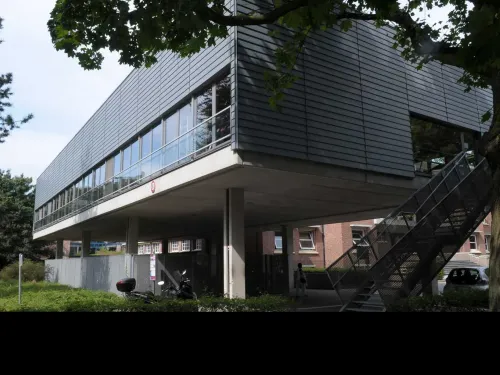 Groot openbaar gebouw gerealiseerd door erkend aannemer