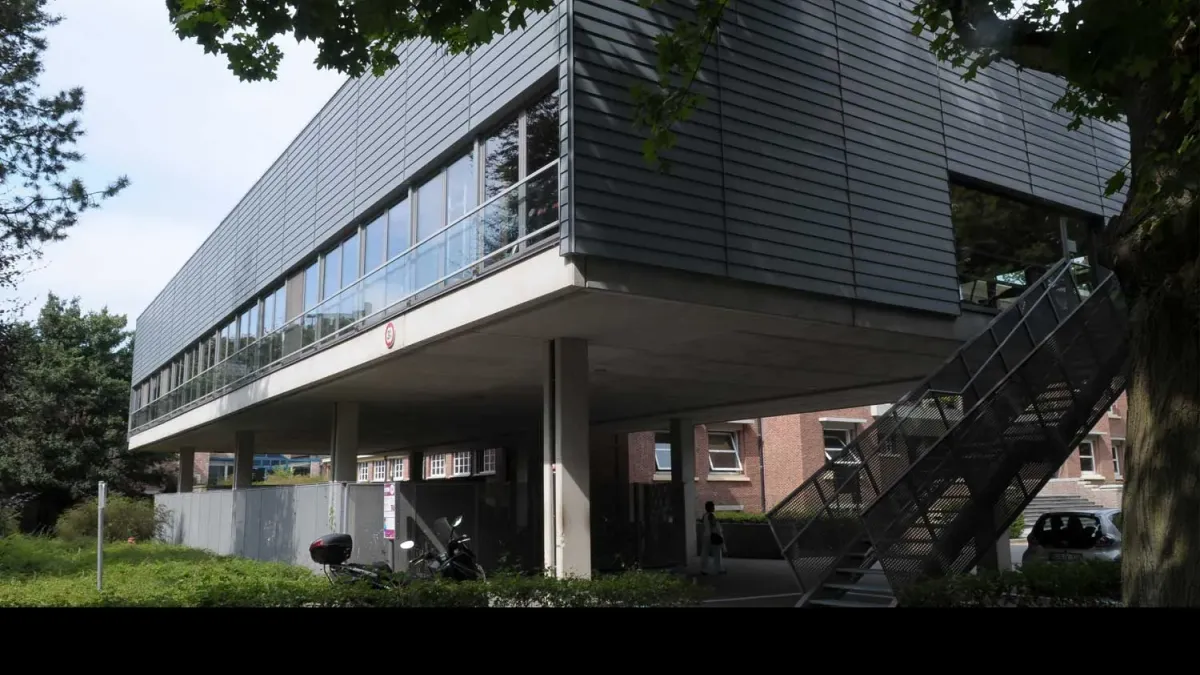 Groot openbaar gebouw met trap