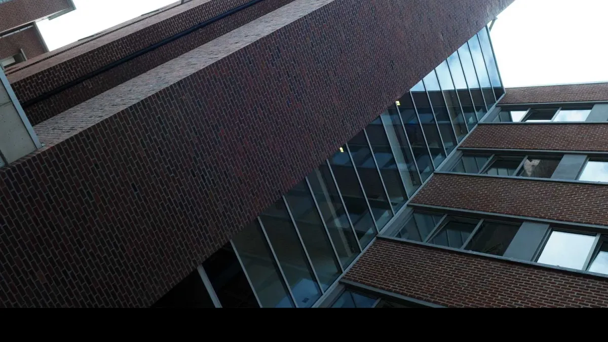 Hoog kantoorgebouw met vele ramen